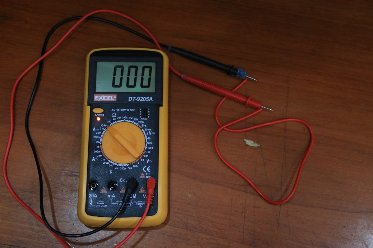 Multimeter probes performing a continuity test on a piece of wire